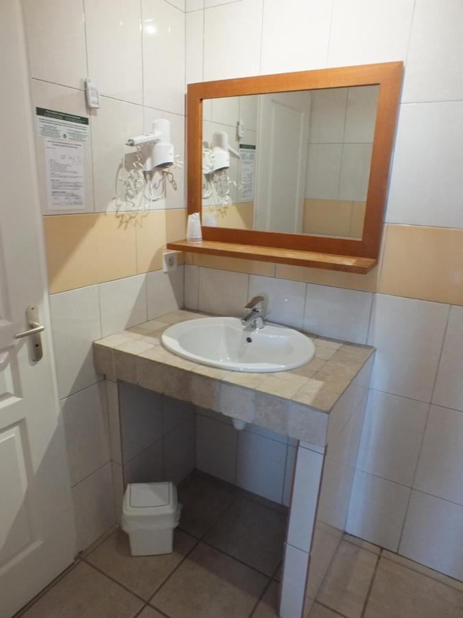 Logis Hotel Restaurant Le Clos Saint Loup Bram Bagian luar foto