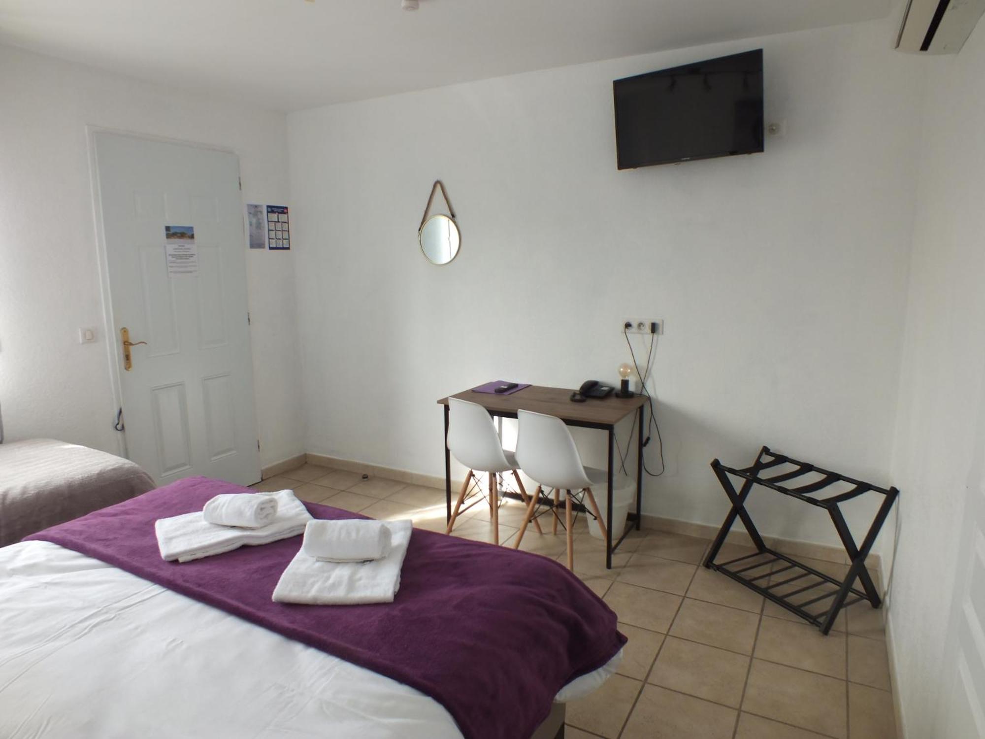 Logis Hotel Restaurant Le Clos Saint Loup Bram Bagian luar foto