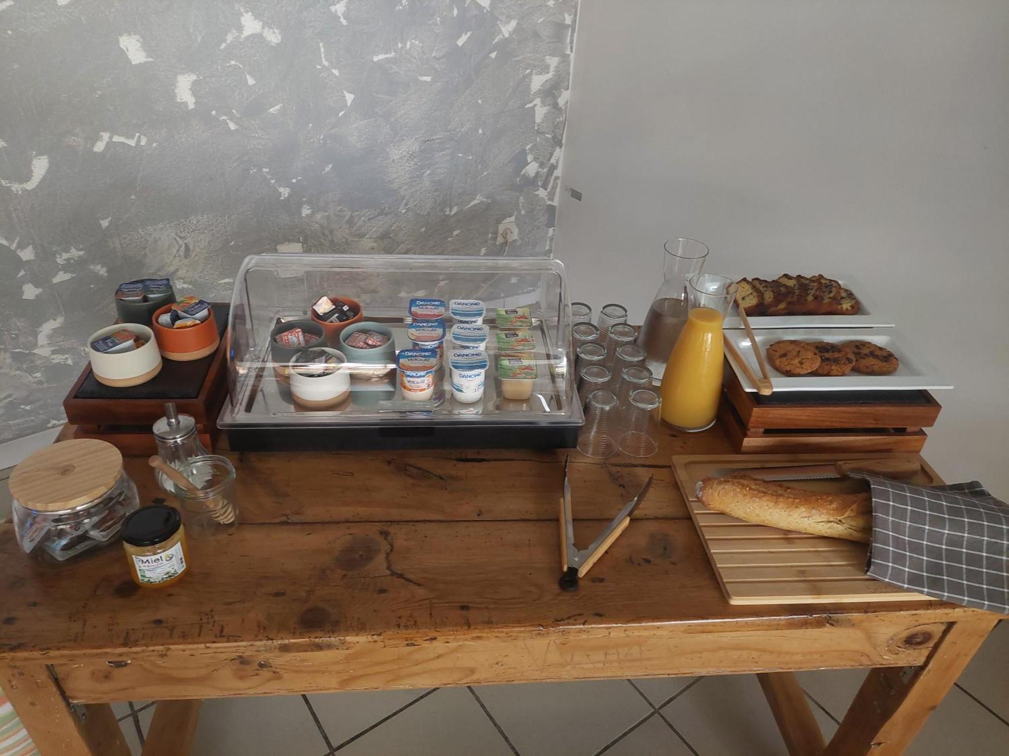 Logis Hotel Restaurant Le Clos Saint Loup Bram Bagian luar foto