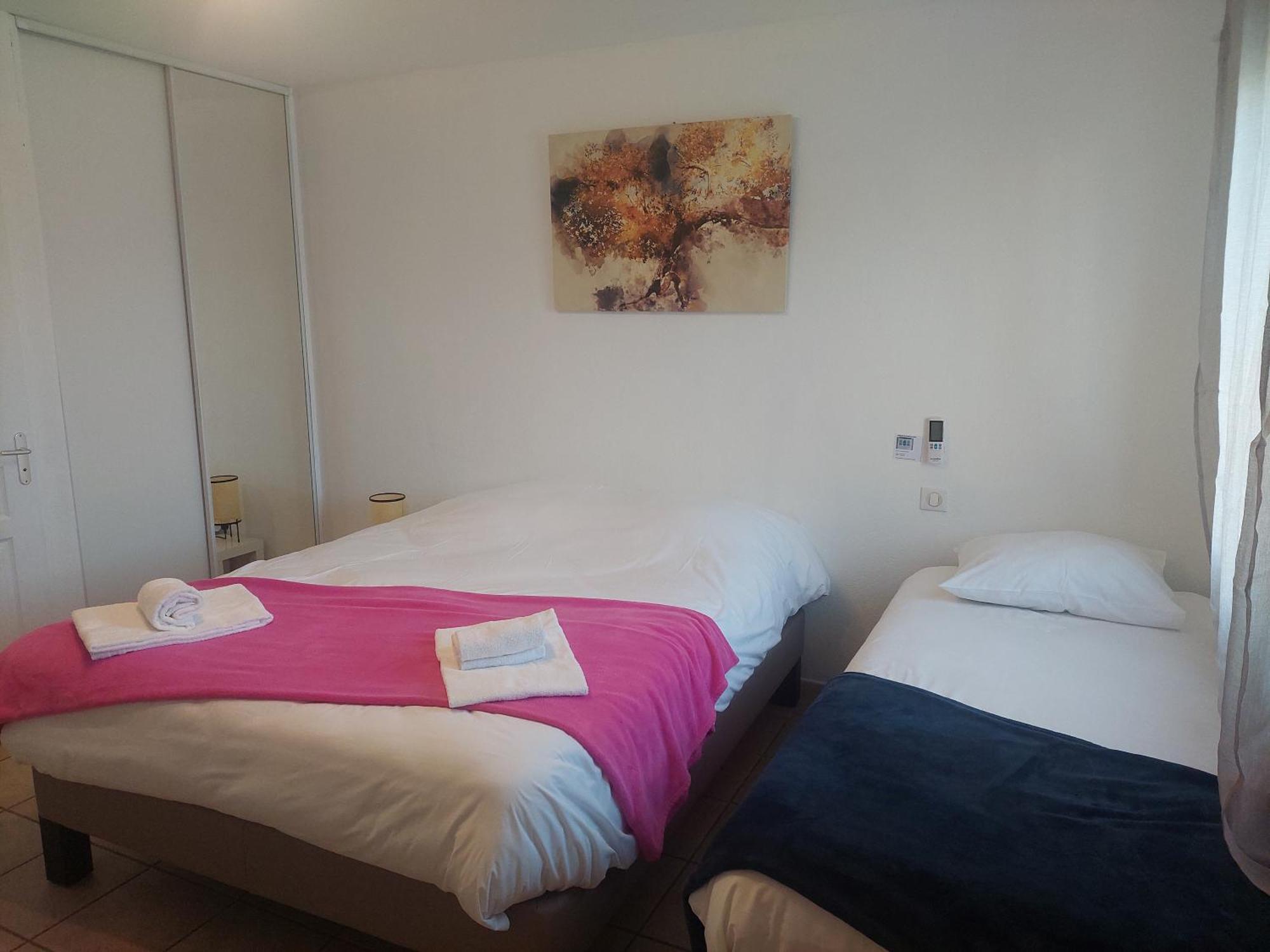 Logis Hotel Restaurant Le Clos Saint Loup Bram Bagian luar foto